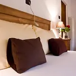 康特拉达贝尔特拉梅里酒店 公寓式酒店 Villa di Tirano